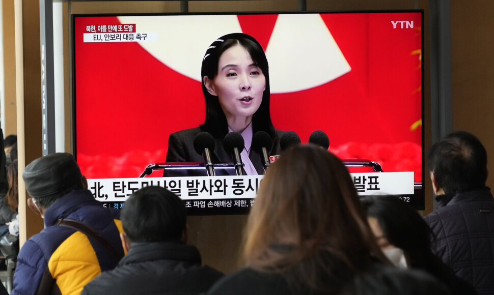Kim Yo Jong televizijos ekrane / / AP