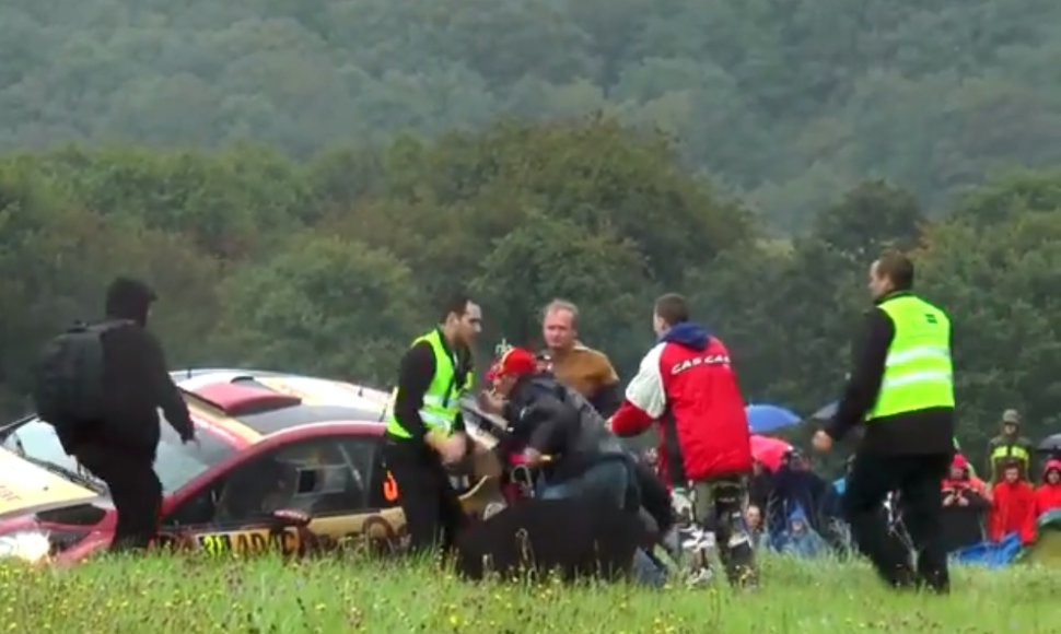 Apsauginiai stumdo žiūrovus WRC ralyje Vokietijoje