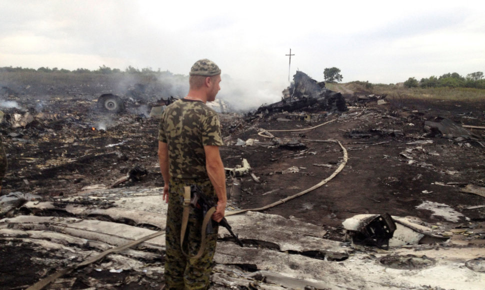 Ukrainos separatistas stovi prie Boeing 777 nulaužų