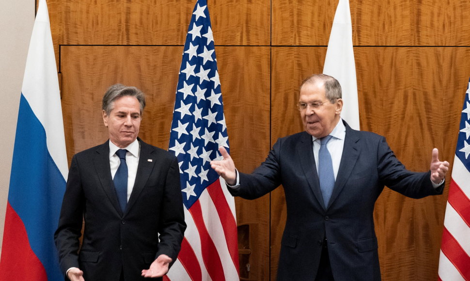 Antony Blinkenas ir Sergejus Lavrovas per derybas