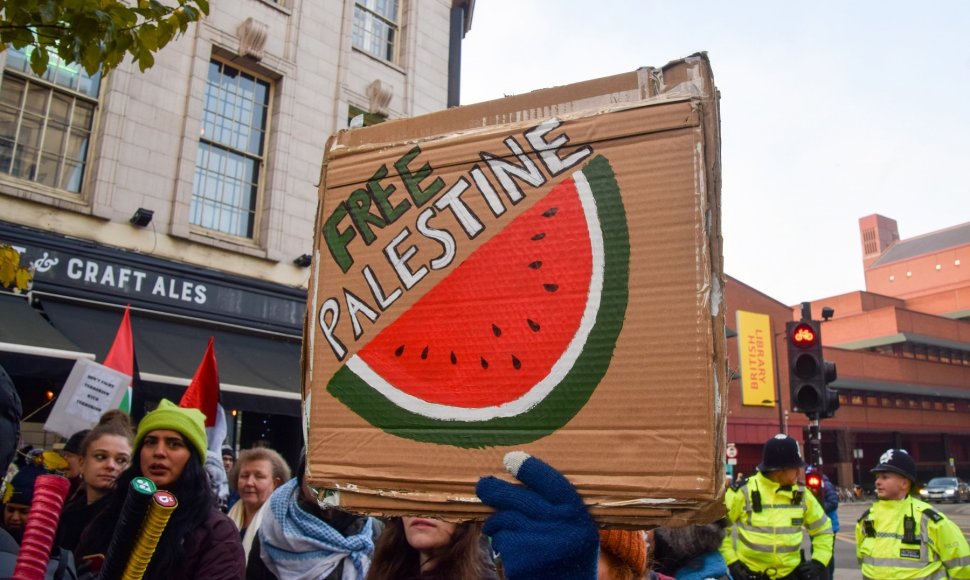 Palestiniečių rėmėja su arbūzo atvaizdu
