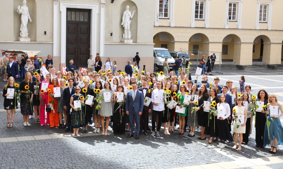 Geriausi Vilniaus abiturientai pagerbti Vilniaus universiteto Šv. Jonų bažnyčioje