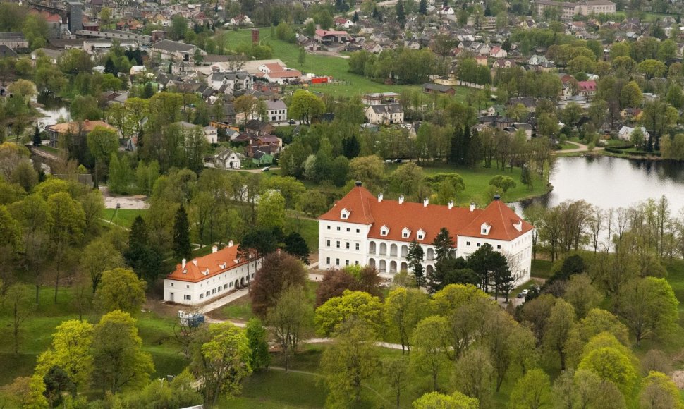 Biržų pilis su atstatytu arsenalu (kairėje) iš paukščio skrydžio (R.Šopio nuotr.)