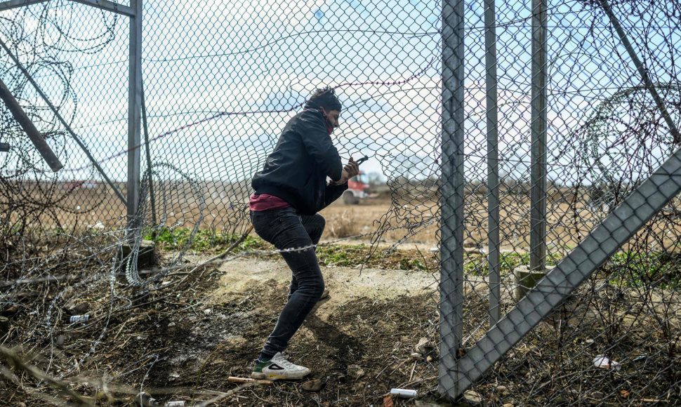 Nelegalus migrantas karpo tvorą tarp Turkijos ir Graikijos