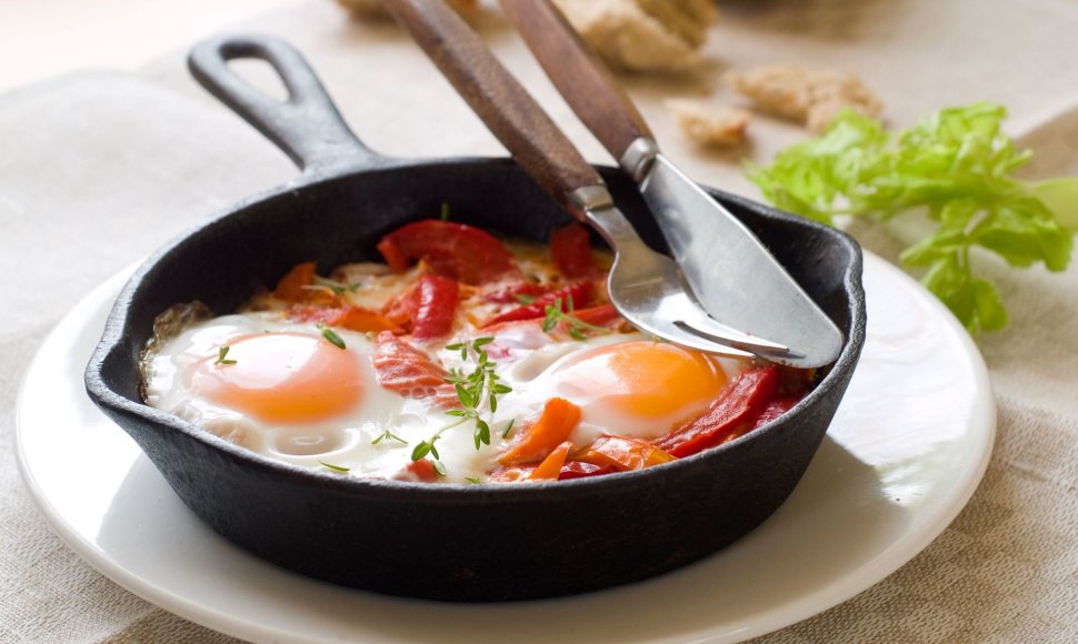 Šakšuka – kiaušiniai, iškepti tirštame pomidorų padaže.