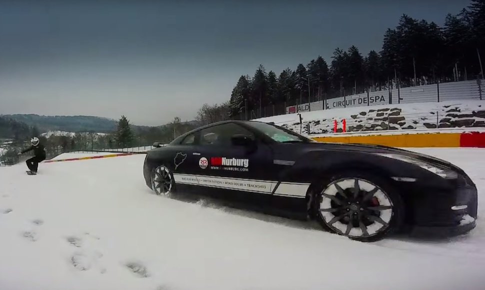 „Nissan GTR“ ir snieglentininkas 