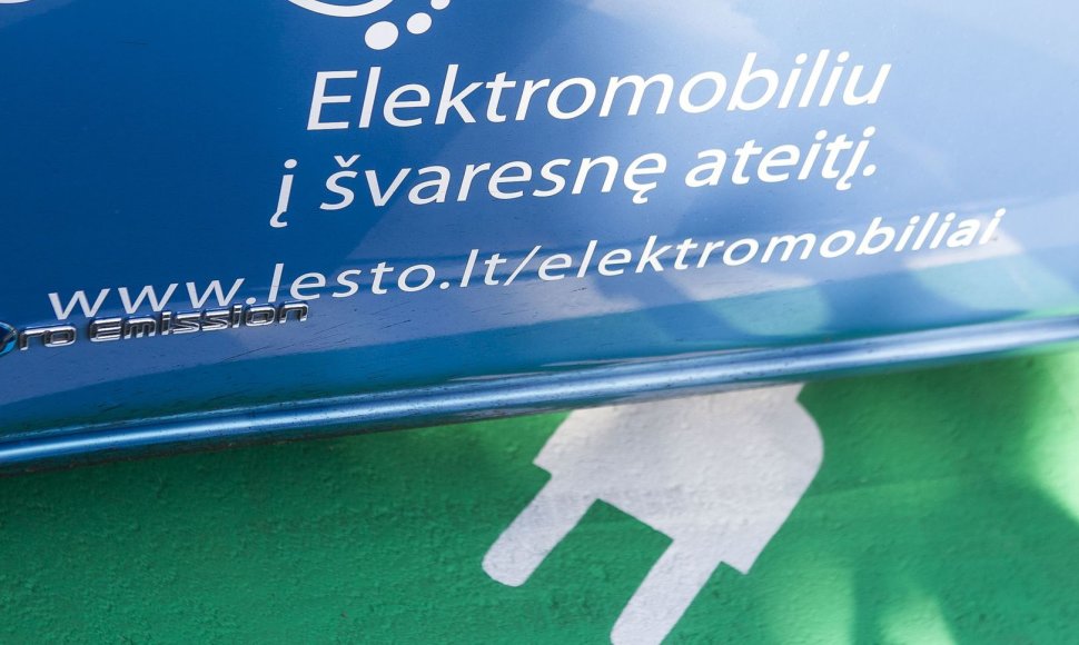 Lietuvoje atidaryta pirmoji elektromobilių greitojo įkrovimo stotelė.