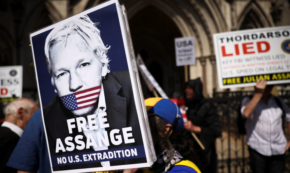 Juliano Assange'o šalininkų protesto akcija prie teismo