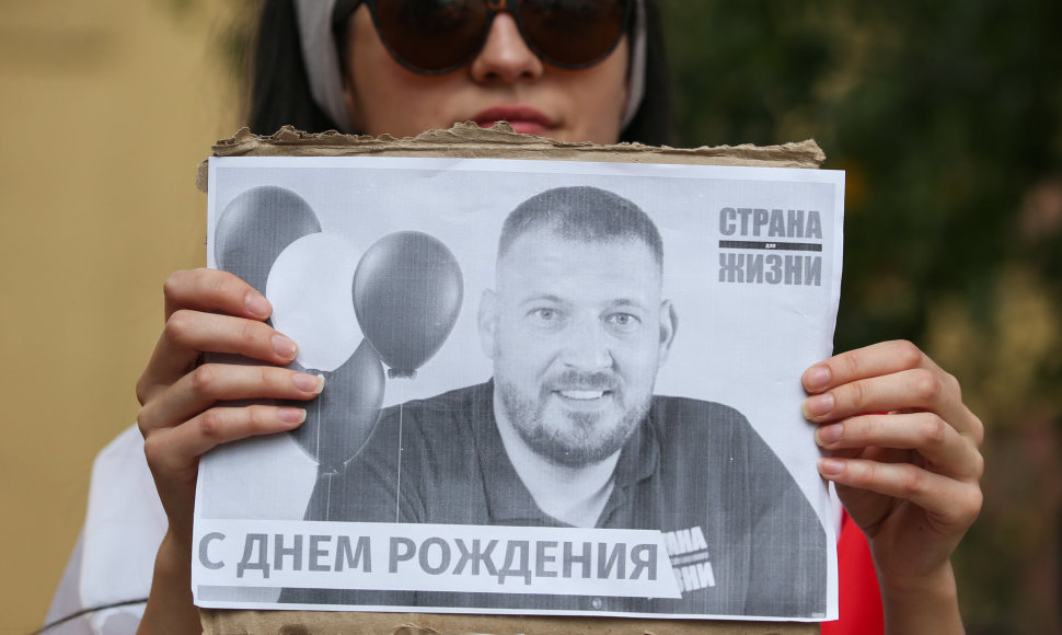 Opozicijos mitingas prie Minsko areštinės, kurioje laikomas tinklaraštininkas Sergejus Cichanouskis 