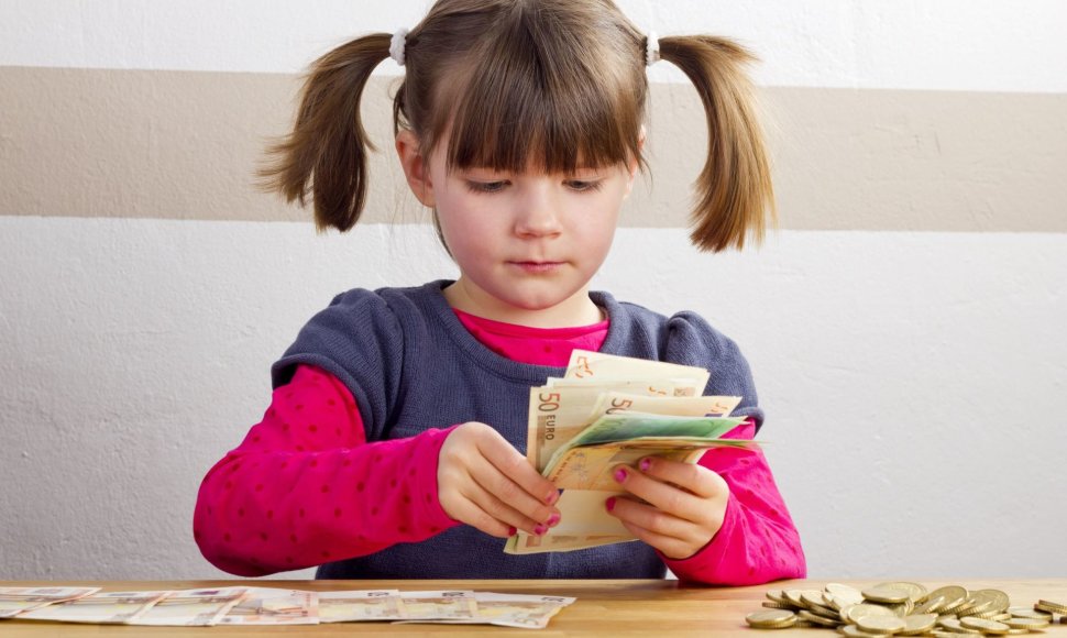 Mergaitė skaičiuoja pinigus