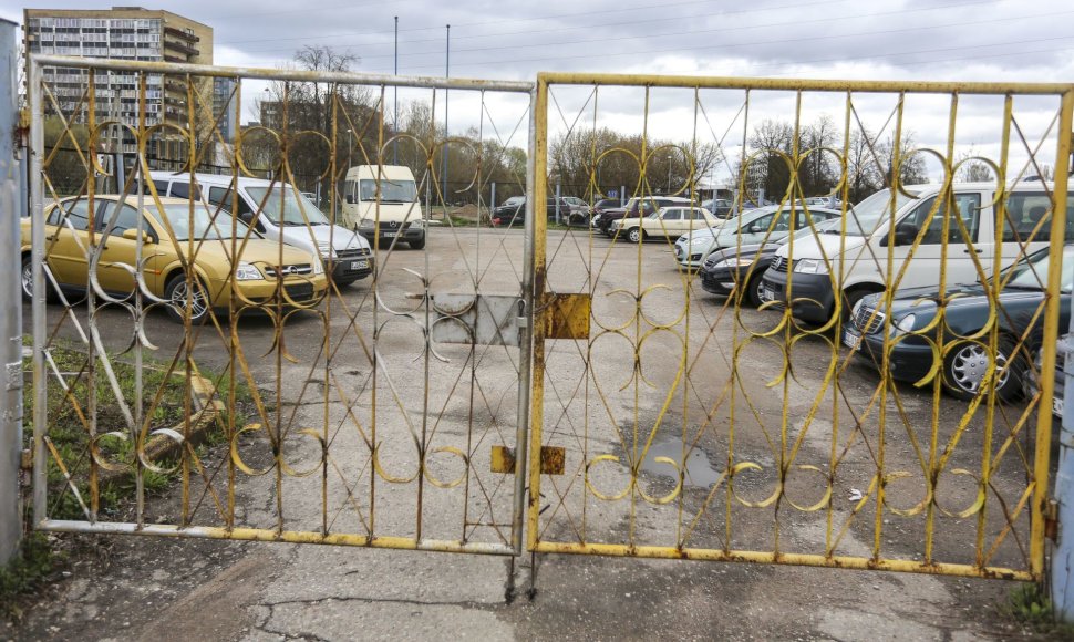 Trys parduotuvės ir autoservisas Vinliuje gali likti be automobilių aikštelės