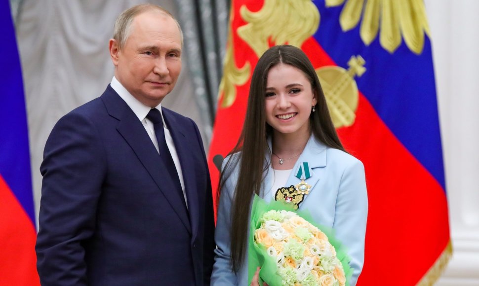 Vladimiras Putinas ir Kamila Valijeva per olimpiečių pasveikinimą Kremliuje.