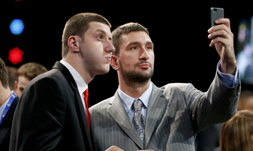Vasilije Micičius (dešinėje) 2014-aisiais pateko į NBA