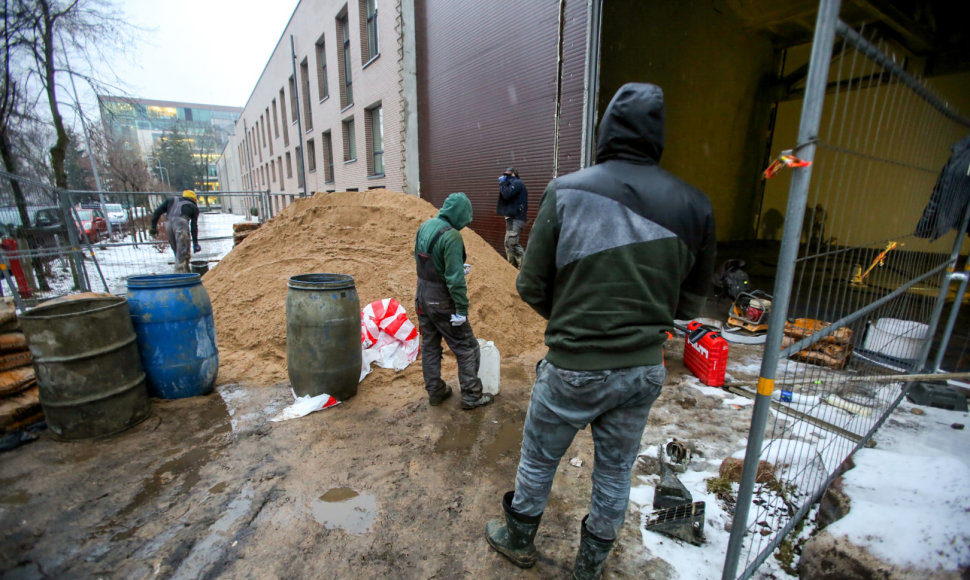 Gyventojai piktinasi statybomis vykstančiomis  Kalvarijų 137 