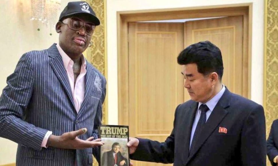 D.Rodmanas šiaurės korėjiečiams įteikė D.Trumpo knygą