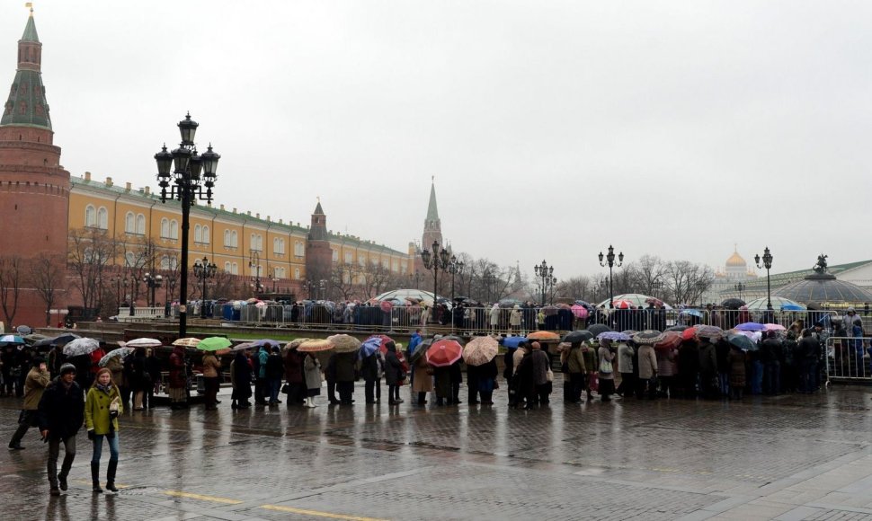 Žmonės laukia eilėje prie parodos apie Romanovų dinastiją
