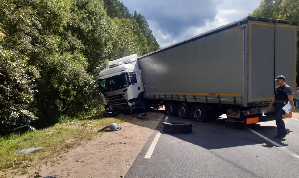 Netoli Prienų į avariją pateko sunkvežimis ir trys lengvieji automobiliai