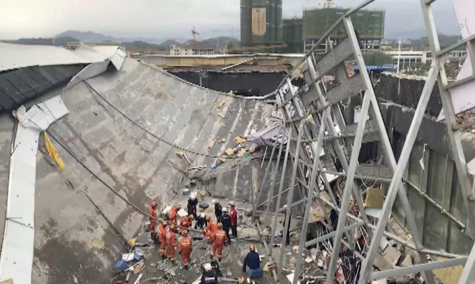 Kinijoje sugriuvus pastatui žuvo mažiausiai trys žmonės