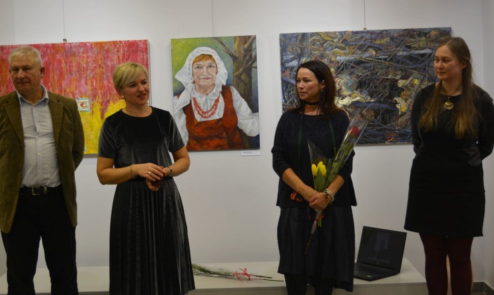 Varėnos kultūros centro parodų salėje atidaryta menininkų Valdemaro Šemeškos, Alinos Daiker Gulbinienės ir Alessandro Rillo tapybos darbų paroda „Antitesi“