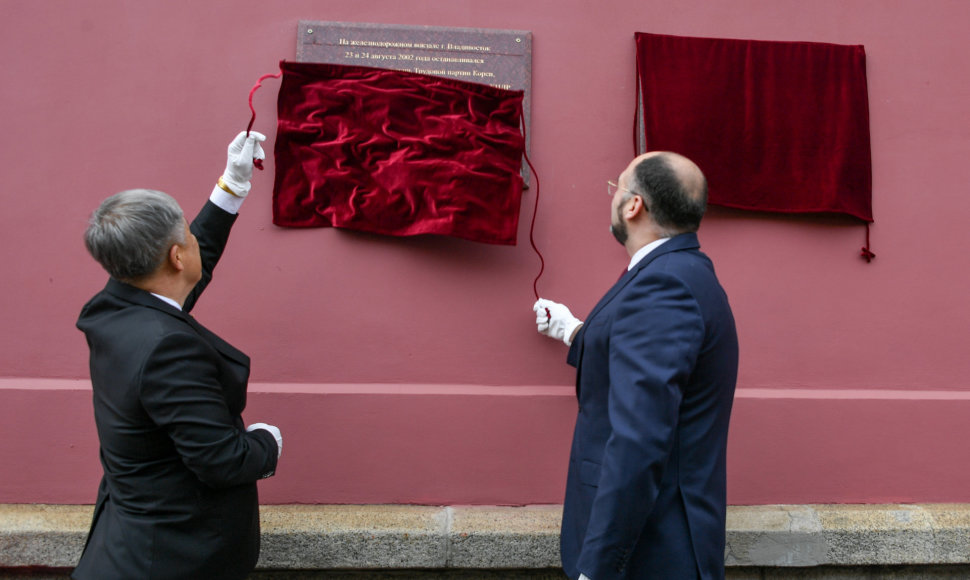 Rusijoje atidengtos Šiaurės Korėjos lyderių vizitų atminimo lentos