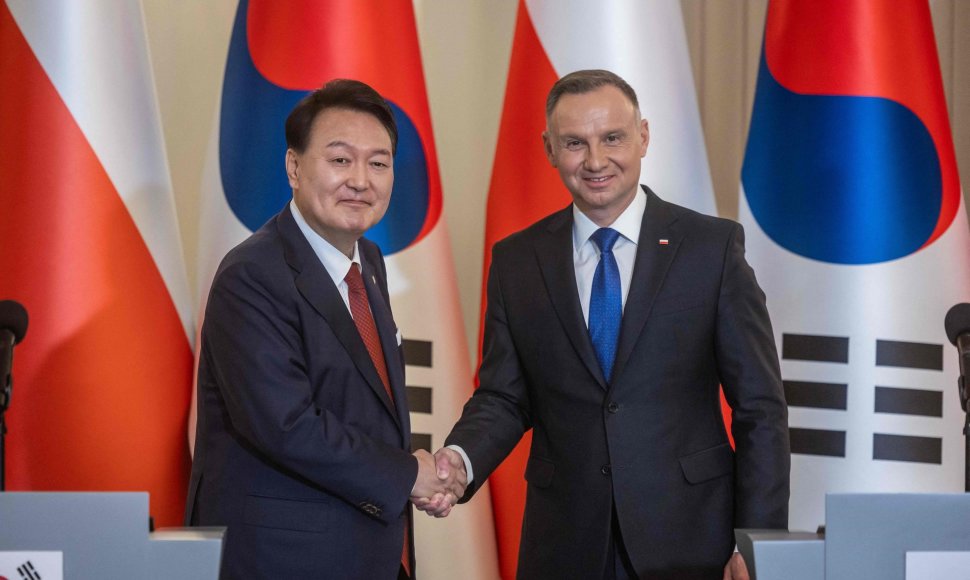 Pietų Korėjos prezidentas Yoon Suk-yeolas ir Lenkijos prezidentas Andrzejus Duda