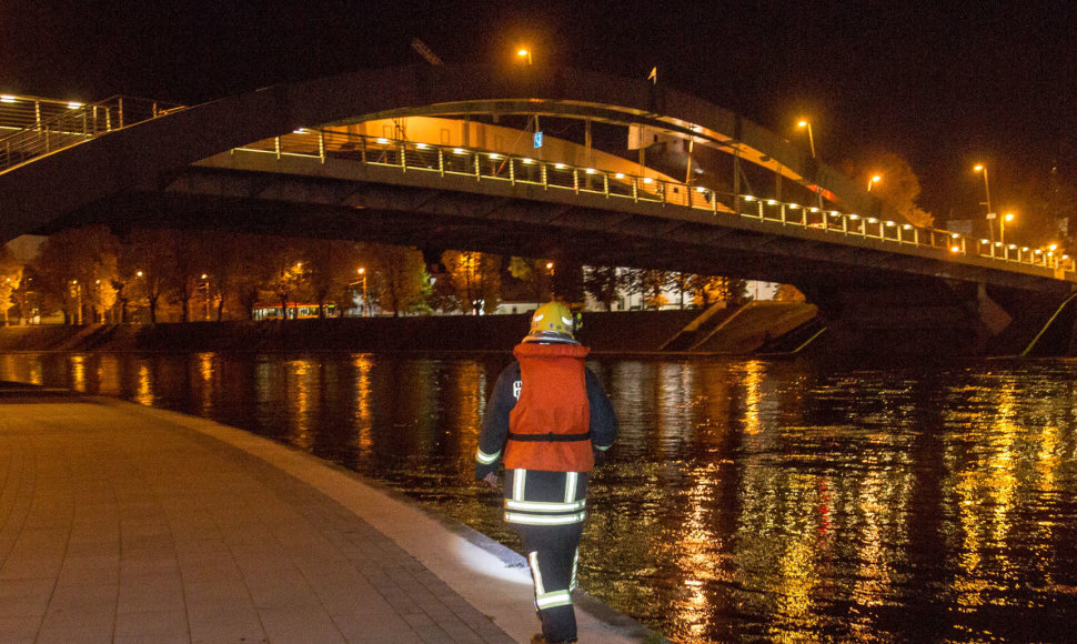 Vilniuje sekmadienio vakarą ieškota į Nerį įšokusios moters.