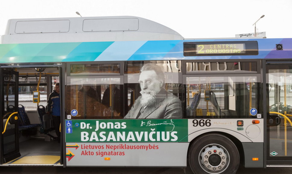Autobusas su Jono Basanavičiaus atvaizdu