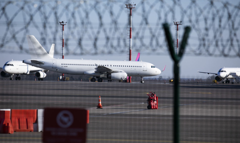 Vilniuje nusileido lėktuvas iš Alikantės – keleiviai pasirašę saviizoliacijos dokumentą paleidžiami karantinuotis namo