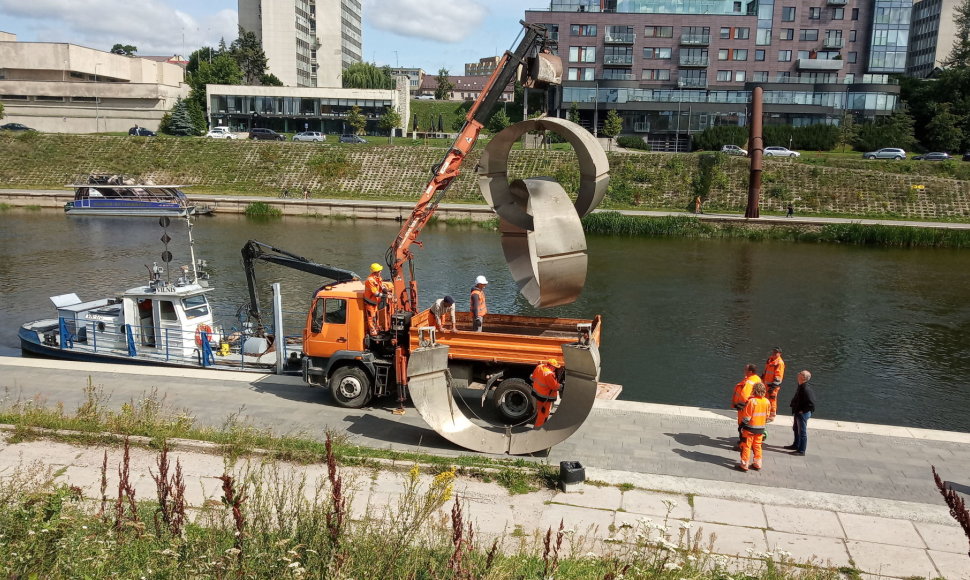 Nuo Žaliojo tilto nukelta skulptūra „Grandinė“