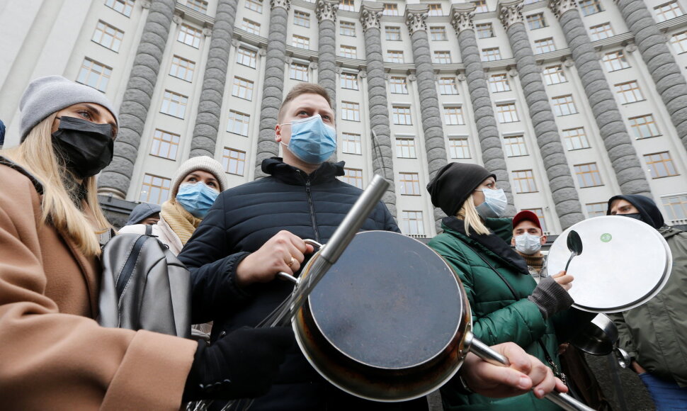 Ukrainoje vyksta protestai prieš griežtesnius suvaržymus dėl koronaviruso