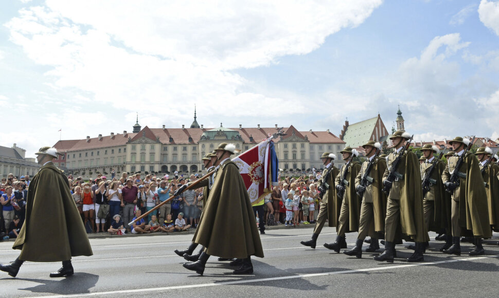 Lenkija &scaron;venčia Kariuomenės dieną