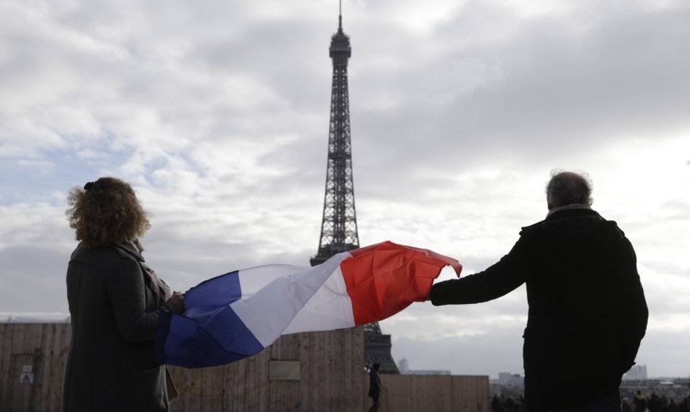 Pasaulis pagerbė Paryžiaus teroro atakos aukas tylos minute