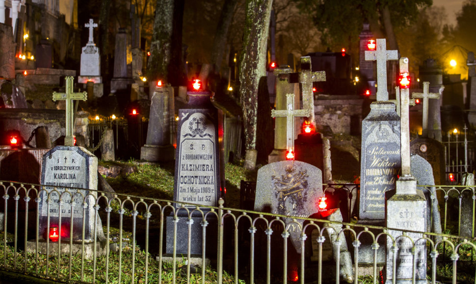 Rasų kapinėse Vėlinių žvakių šviesa traukia smalsuolius