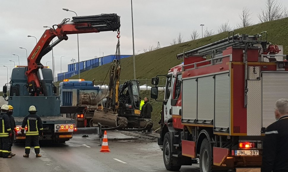 Avarija Klaipėdoje: vilkikas vežė traktoriuką ir šio strėlė užkliuvo už tilto