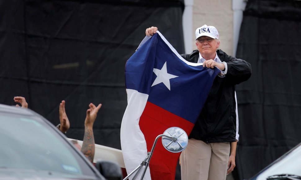D. Trumpas apsilankė uragano „Harvey“ nuniokotame Teksase