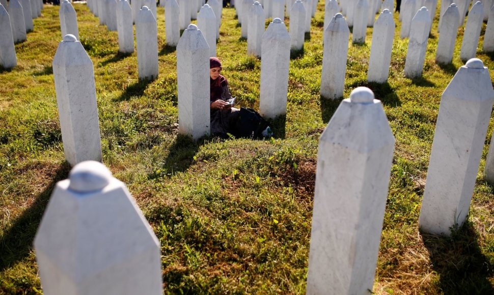 Tūkstančiai žmonių mini Srebrenicos žudynių aukas