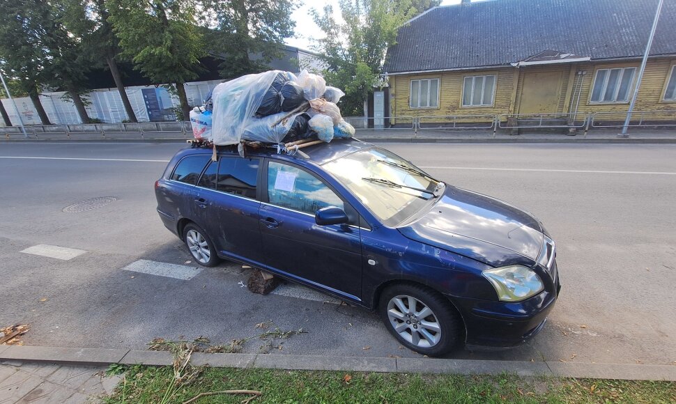 Šiukšlių konteineriu virtęs automobilis