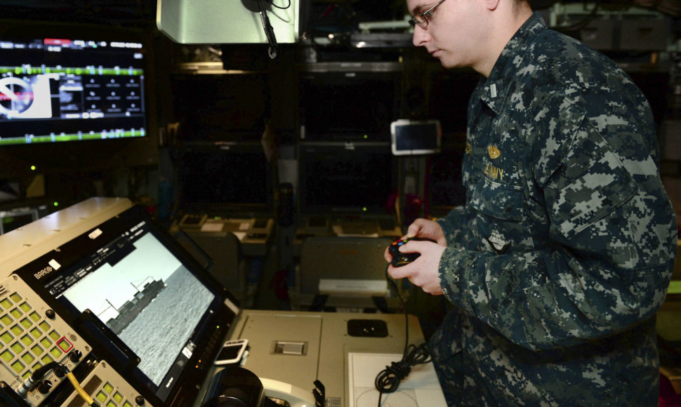 „USS Colorado“ povandeninio laivo fotoninių stiebų valdymas vykdomas „Xbox“ valdikliu