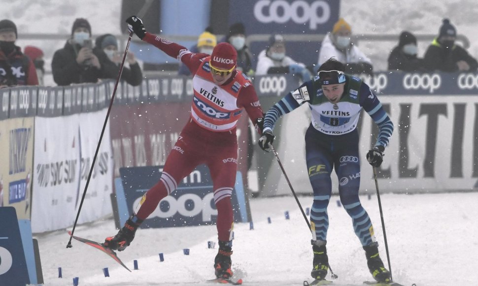 Rusas Aleksandras Bolšunovas nevaldė emocijų, kai jį aplenkė Joni Maki.