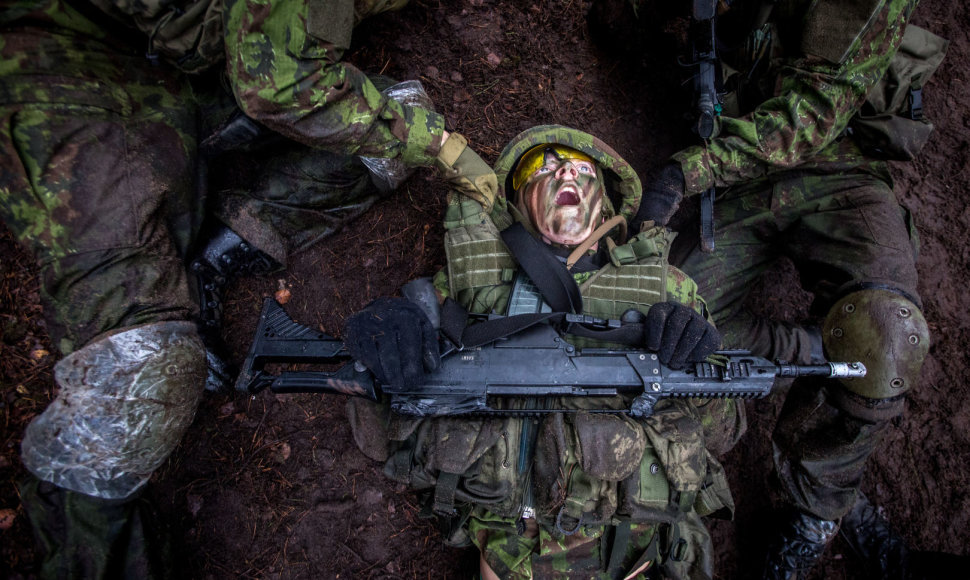 Vaidoto bataliono kariai įveikia kliūčių ruožą