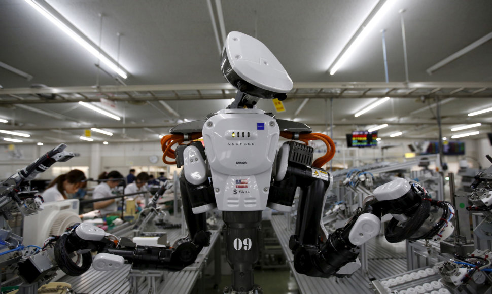 Robotas dirba gamykloje Tokijuje