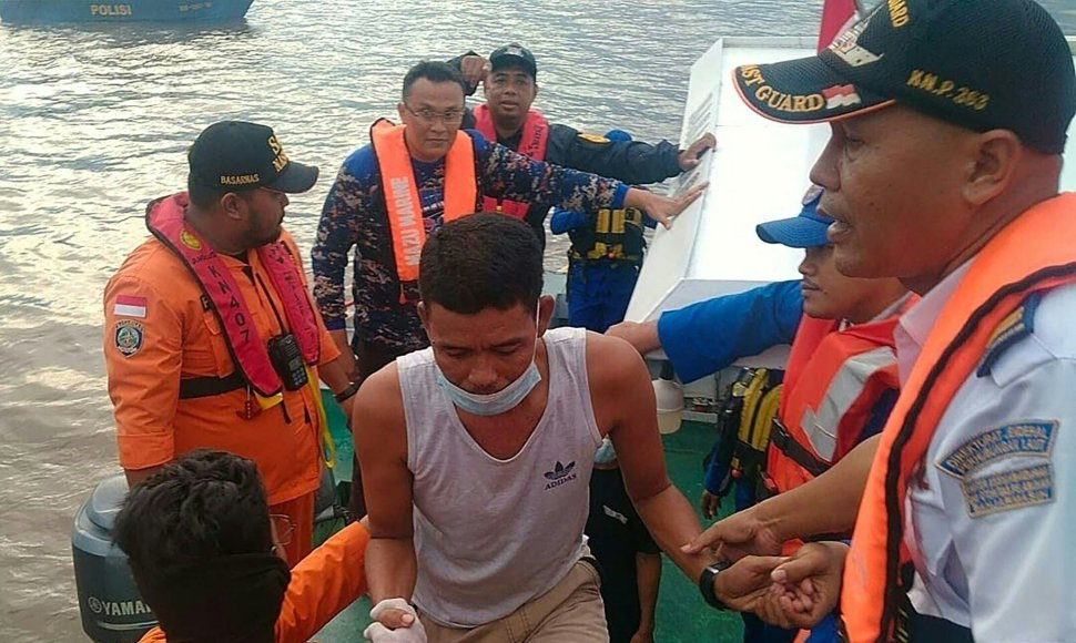 Indonezijoje išgelbėti nuskendusio kelto keleiviai