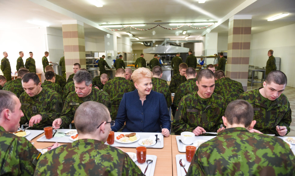 Dalia Grybauskaitė lankėsi Karaliaus Mindaugo husarų batalione Panevėžyje