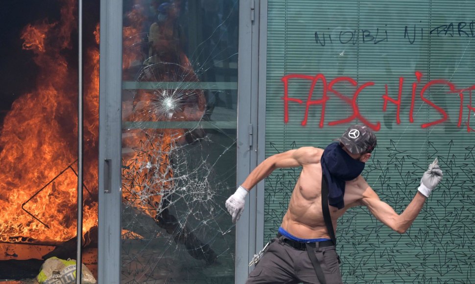 Prancūzijoje nerimsta protestai dėl policijos nušauto paauglio