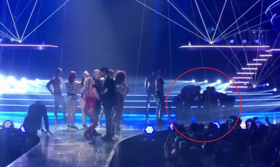 Per Britney Spears koncertą ginkluotas vyras įsiveržė ant scenos