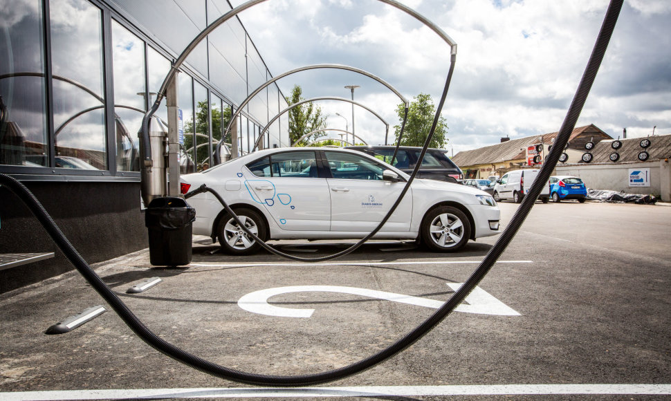 Sostinės Savanorių pr. atidaryta tunelinė automobilių plovykla