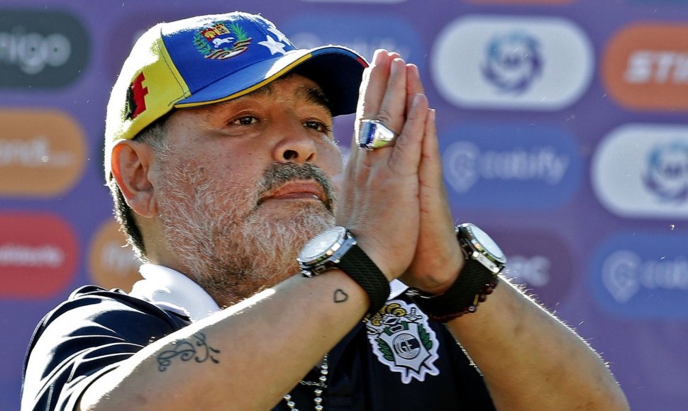 Diego Maradona dabar treniruoja „Gimnasia“ komandą Argentinoje.