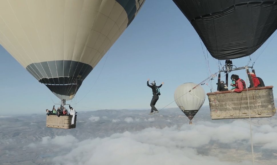 Kaskadininkai mėgina pasivaikščioti lynu tarp oro balionų danguje