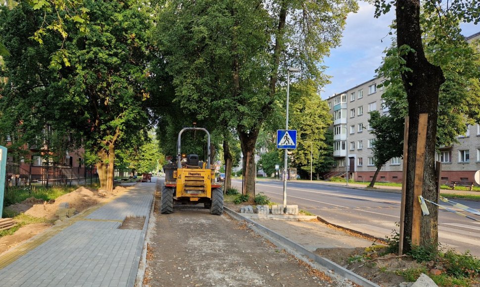 Klaipėdoje naujiems dviračių takams tiesti panaudota neįprasta statybinė medžiaga