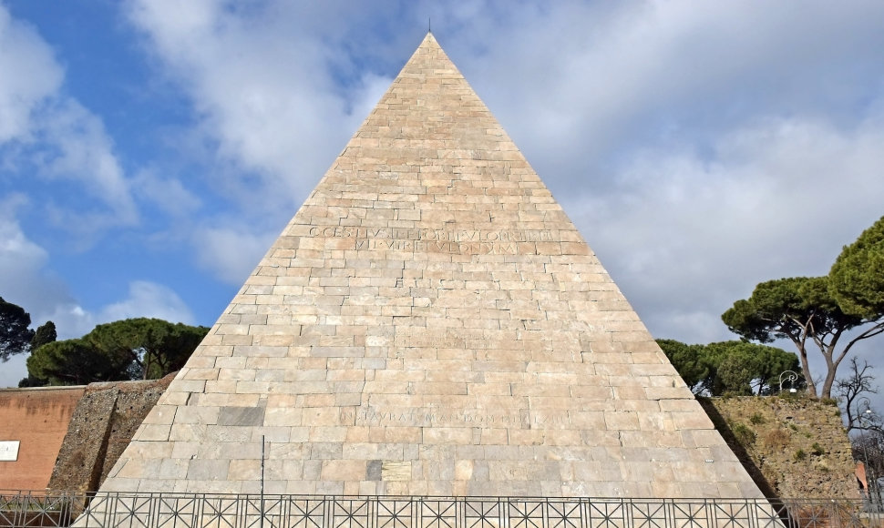 Cestijaus piramidė Romoje